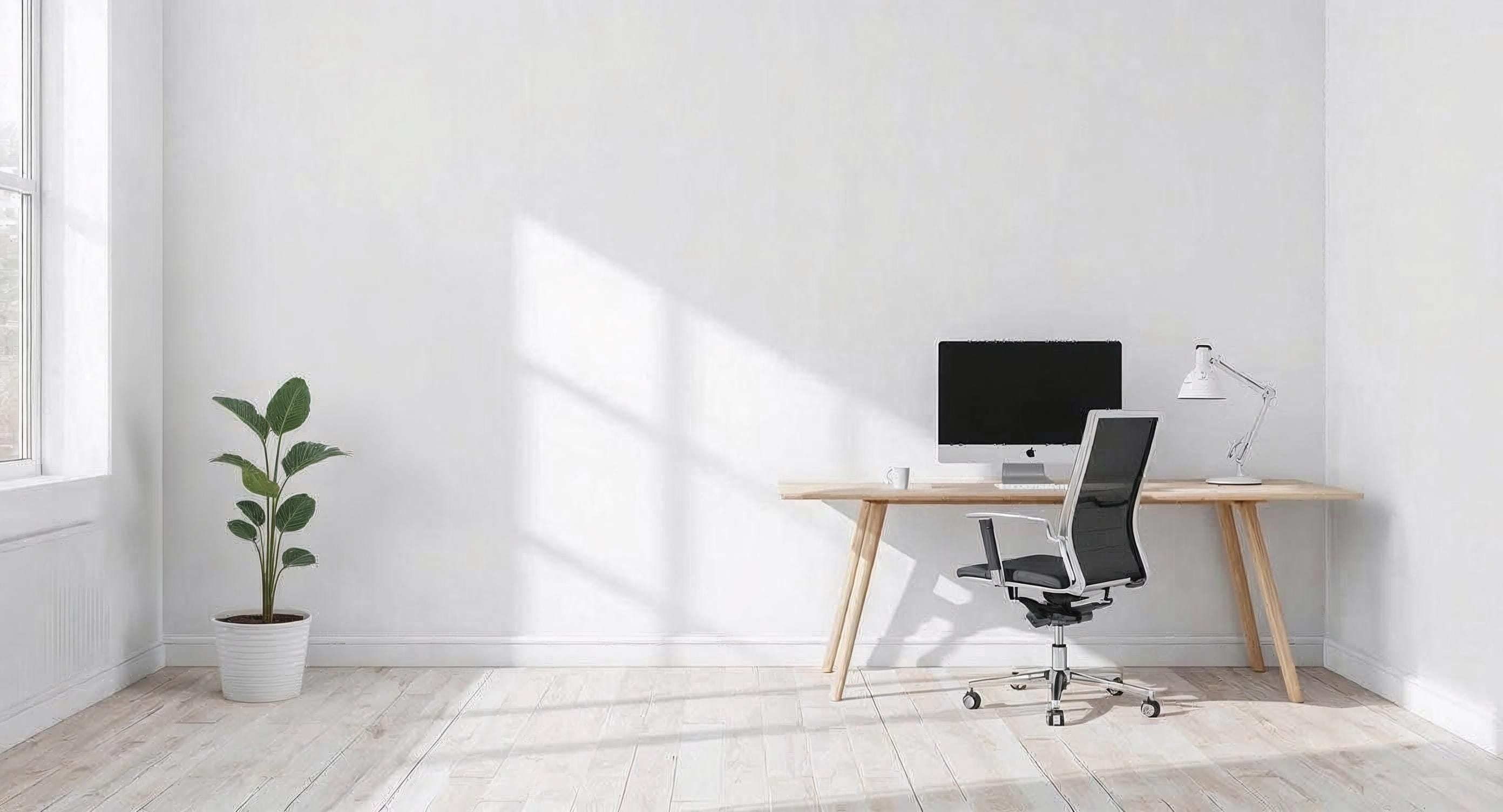 広い部屋にデスクとpcがある白い空間